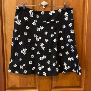 Black/Daisy Skort. NWOT